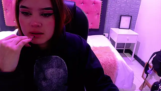 Snapshot of Natalie_loffreda chatting on 3, 10, 2025 Natalie loffreda online show from 3, 10, 2025