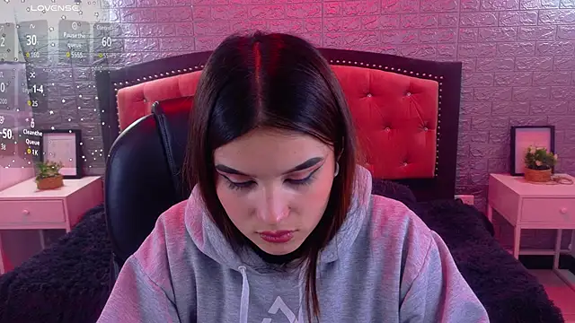 Snapshot of Natalie_loffreda chatting on 8, 11, 2025 Natalie loffreda online show from 8, 11, 2025