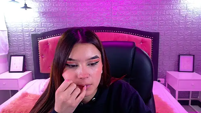 Snapshot of Natalie_loffreda chatting on 6, 10, 2025 Natalie loffreda online show from 6, 10, 2025