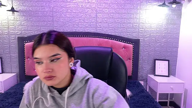 Snapshot of Natalie_loffreda chatting on 12, 9, 2025 Natalie loffreda online show from 12, 9, 2025