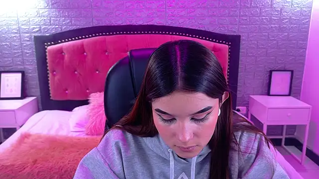 Snapshot of Natalie_loffreda chatting on 7, 10, 2025 Natalie loffreda online show from 7, 10, 2025