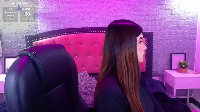 Snapshot of Natalie_loffreda chatting on 12, 11, 2025 Natalie loffreda online show from 12, 11, 2025