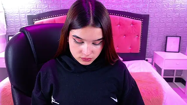 Snapshot of Natalie_loffreda chatting on 4, 10, 2025 Natalie loffreda online show from 4, 10, 2025