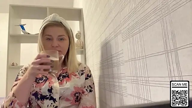 Snapshot of Blondie_xoxoxo chatting on 21, 10, 2025 Blondie xoxoxo online show from 21, 10, 2025