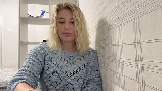 Snapshot of Blondie_xoxoxo chatting on 17, 9, 2025 Blondie xoxoxo online show from 17, 9, 2025