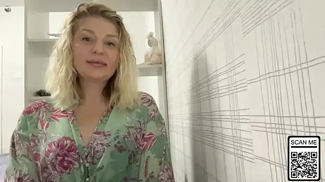 Snapshot of Blondie_xoxoxo chatting on 8, 11, 2025 Blondie xoxoxo online show from 8, 11, 2025