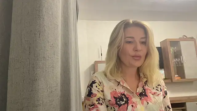 Snapshot of Blondie_xoxoxo chatting on 16, 9, 2025 Blondie xoxoxo online show from 16, 9, 2025