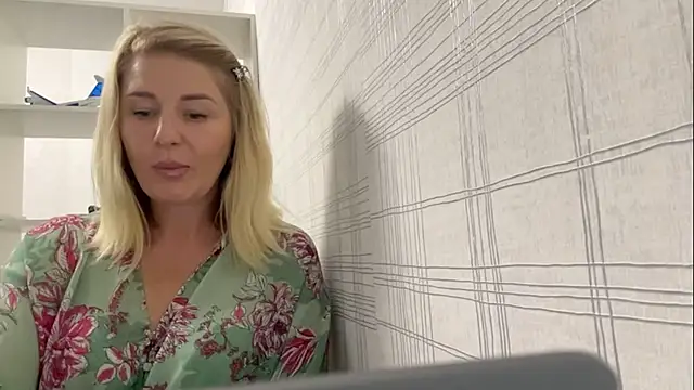 Snapshot of Blondie_xoxoxo chatting on 19, 9, 2025 Blondie xoxoxo online show from 19, 9, 2025