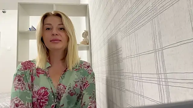 Snapshot of Blondie_xoxoxo chatting on 29, 9, 2025 Blondie xoxoxo online show from 29, 9, 2025