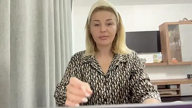 Snapshot of Blondie_xoxoxo chatting on 11, 9, 2025 Blondie xoxoxo online show from 11, 9, 2025