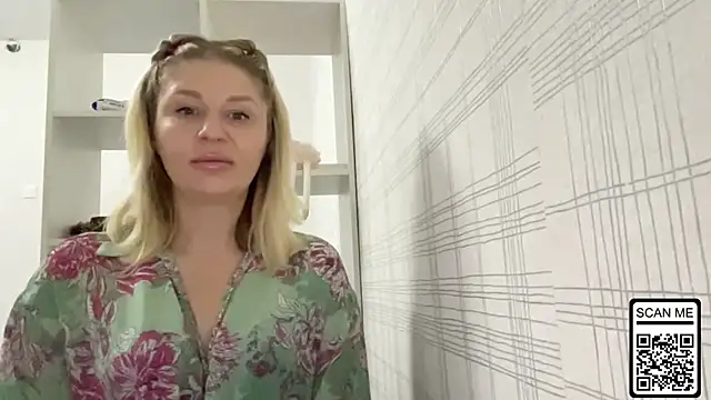 Snapshot of Blondie_xoxoxo chatting on 13, 11, 2025 Blondie xoxoxo online show from 13, 11, 2025