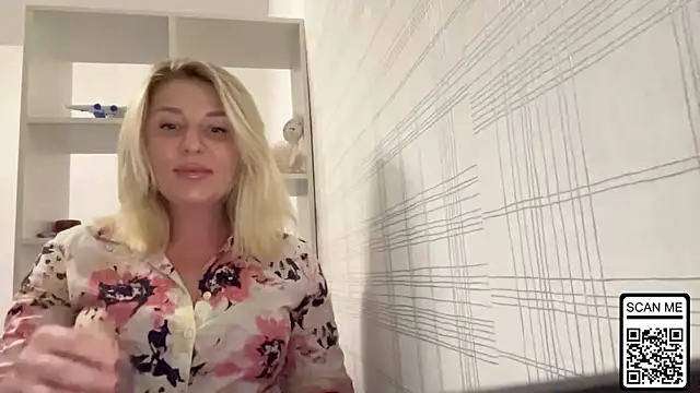 Snapshot of Blondie_xoxoxo chatting on 25, 10, 2025 Blondie xoxoxo online show from 25, 10, 2025