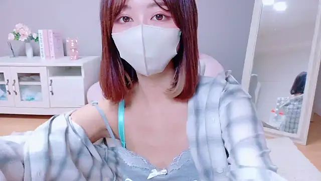 Snapshot of Yuna-ch chatting on 8, 9, 2025 Yuna-ch online show from 8, 9, 2025