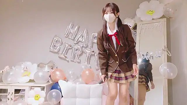 Snapshot of Yuna-ch chatting on 13, 10, 2025 Yuna-ch online show from 13, 10, 2025