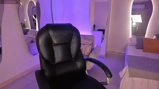 AyshelBrown online show from 14, 10, 2025