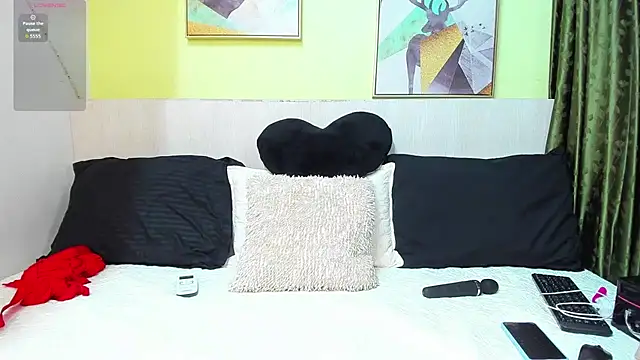 AtheneaArbelaez  online show from 5, 12, 2025