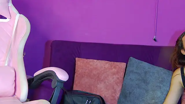 Maylu Fox online show from 4, 11, 2025