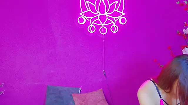 Maylu Fox online show from 6, 11, 2025