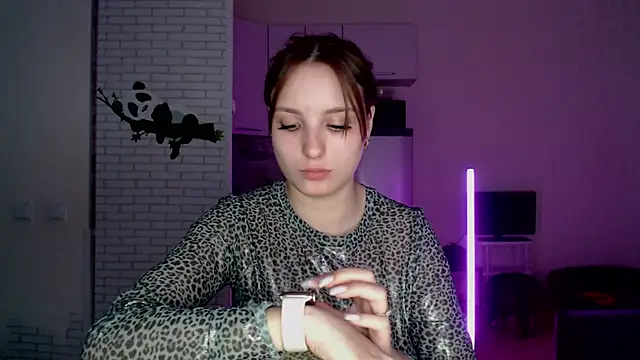 Leonaalove online show from 2, 4, 2026