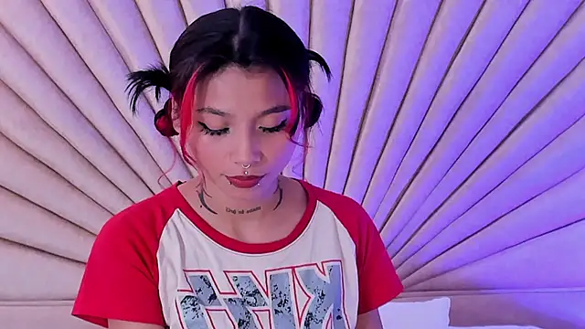 Snapshot of EmaDuff chatting on 2, 10, 2025 EmaDuff online show from 2, 10, 2025