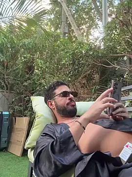 Snapshot of husbandandwifetobe chatting on 2, 10, 2025 husbandandwifetobe online show from 2, 10, 2025