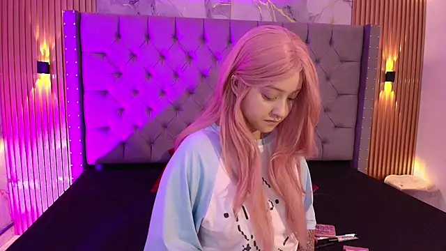 Suxan White  online show from 17, 11, 2025