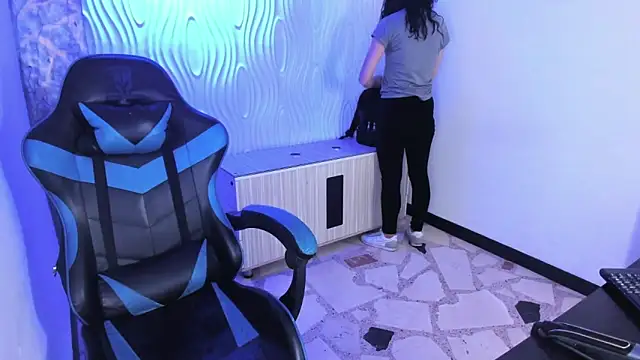 Snapshot of alison_moon7 chatting on 8, 11, 2025 alison moon7 online show from 8, 11, 2025