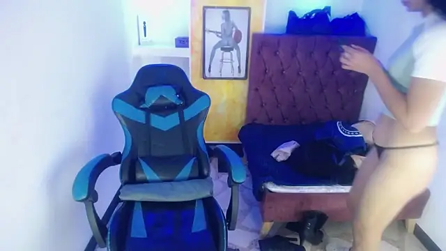 Snapshot of alison_moon7 chatting on 26, 9, 2025 alison moon7 online show from 26, 9, 2025