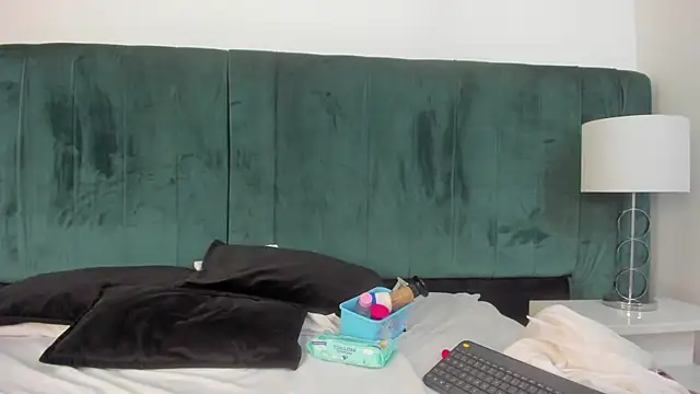 EmilyHanks  online show from 13, 9, 2025