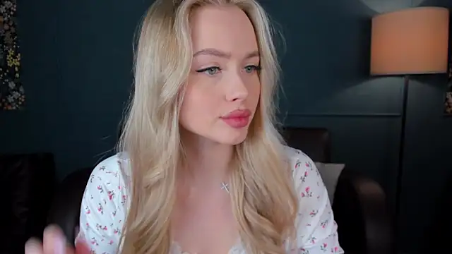 Snapshot of AvroraGoldie chatting on 6, 10, 2025 AvroraGoldie online show from 6, 10, 2025