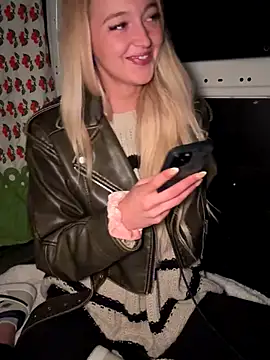 Snapshot of emilypeperoni chatting on 19, 10, 2025 emilypeperoni online show from 19, 10, 2025