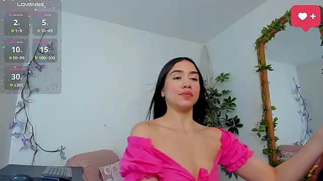 SaraWagner  online show from 12, 11, 2025