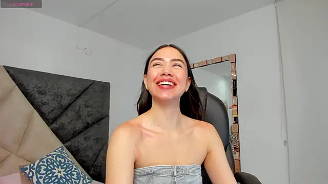 SaraWagner  online show from 10, 10, 2025