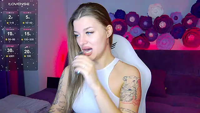 Snapshot of LindaBrilliant chatting on 7, 10, 2025 LindaBrilliant online show from 7, 10, 2025