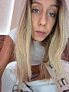 Snapshot of PetiteSecrets chatting on 8, 9, 2025 PetiteSecrets online show from 8, 9, 2025