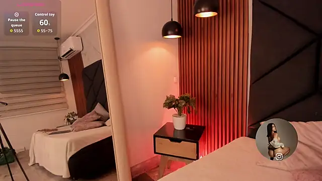 Snapshot of SophieCollins_1 chatting on 31, 10, 2025 SophieCollins 1 online show from 31, 10, 2025