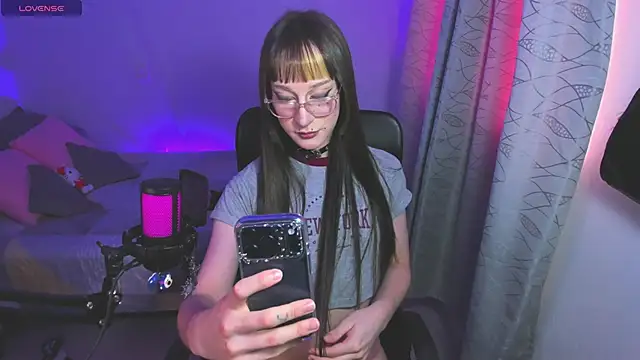 starrraura online show from 10, 4, 2026