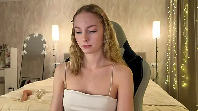 Snapshot of BrightAnnie chatting on 7, 2, 2026 BrightAnnie online show from 7, 2, 2026