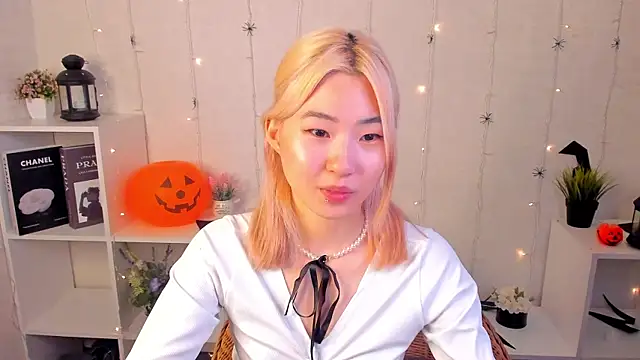 Snapshot of Aisi_18 chatting on 30, 10, 2025 Aisi 18 online show from 30, 10, 2025