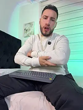 Thiago Hill online show from 11, 2, 2026