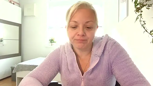 Snapshot of Linsy_Kim chatting on 19, 10, 2025 Linsy Kim online show from 19, 10, 2025