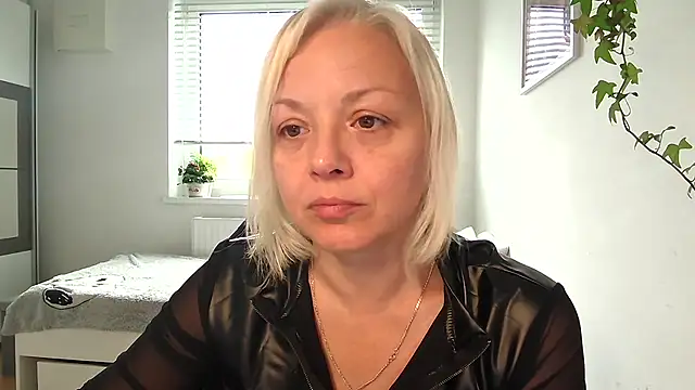 Snapshot of Linsy_Kim chatting on 28, 10, 2025 Linsy Kim online show from 28, 10, 2025