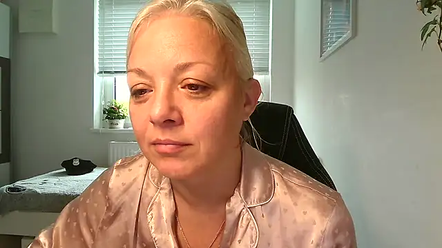 Snapshot of Linsy_Kim chatting on 25, 10, 2025 Linsy Kim online show from 25, 10, 2025