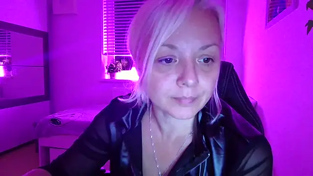 Snapshot of Linsy_Kim chatting on 28, 10, 2025 Linsy Kim online show from 28, 10, 2025