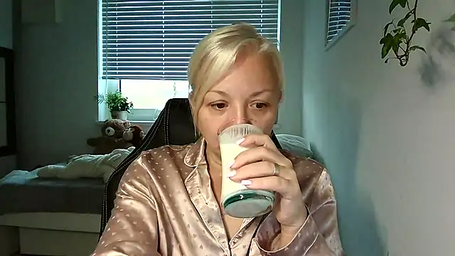 Snapshot of Linsy_Kim chatting on 15, 11, 2025 Linsy Kim online show from 15, 11, 2025