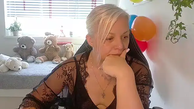 Linsy Kim online show from 22, 12, 2025