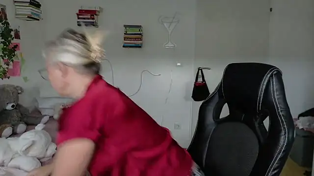 Linsy Kim online show from 15, 4, 2026