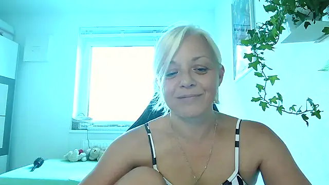 Snapshot of Linsy_Kim chatting on 12, 9, 2025 Linsy Kim online show from 12, 9, 2025