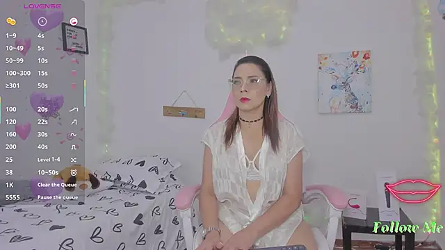 milfAaura online show from 5, 3, 2026