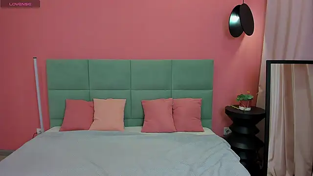 Jennifer Munoz online show from 5, 11, 2025